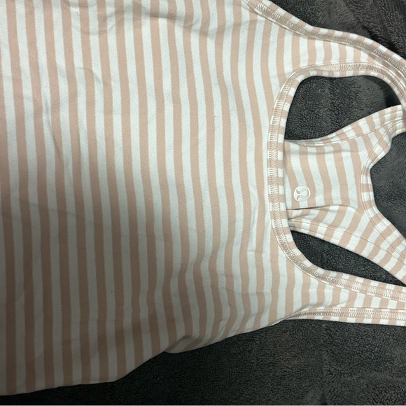 HUGE Lulu lot of leggings, tops and bikers!!!!!!! 8 total pieces! - Picture 4 of 8